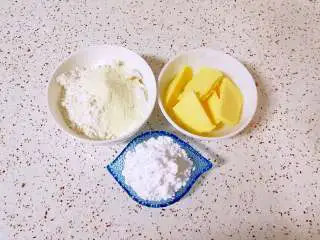 万圣节蜘蛛饼干,准备好食材，奶粉、泡打粉直接和低筋面粉放在一起了，盐和糖粉放在一起了。