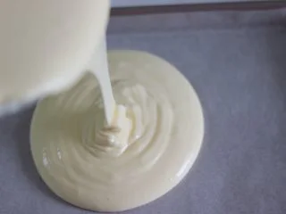 瑞士蛋糕卷之雪融蛋糕,做圣诞应景美食,倒入准备好的烤盘中,用到了学厨的13寸长方形浅烤盘33*23* 2.5cm。