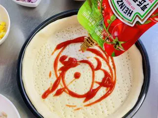 一次发酵——虾仁牛肉肠披萨,加入番茄沙司
