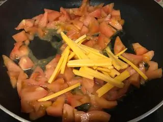 奶酪番茄鸡蛋面,放入干酪丝。