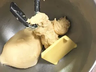 黑砖蜜豆吐司,加入黄油。