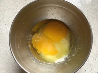 柠檬味小蛋糕,打入鸡蛋