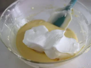 瑞士蛋糕卷之雪融蛋糕,做圣诞应景美食,混合好后,分2次放入剩余的蛋白,继续翻拌均匀。