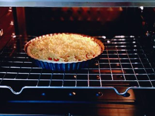 披萨新吃法~奥尔良鸡丁披萨,将披萨盘入烤箱中层。