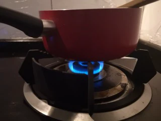 百变水果 蓝莓酱,将腌渍好的蓝莓上火煮制,全程小火慢慢熬煮。