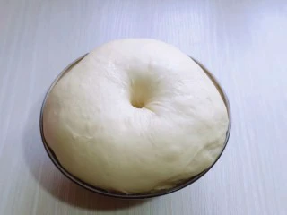 花式椰蓉面包,发酵好的面团用手指按一下,不回缩即为发酵完成!