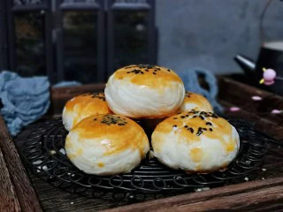 椰香桂花豆沙酥,酥的掉渣渣呦～馅料可以根据个人喜欢增加，我喜欢皮厚一点的，所以馅放的少。