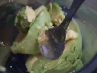 奇亚籽双色酸奶木糠杯,将牛油果取出倒入杯中备用