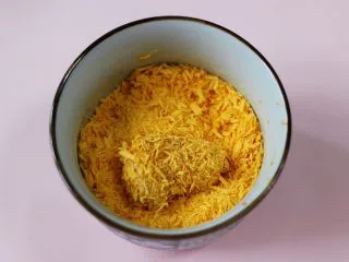 少油减脂的劲爆鸡米花,最后放入面包糠的碗中，均匀裹上一层面包糠，依次做完所有的鸡块。