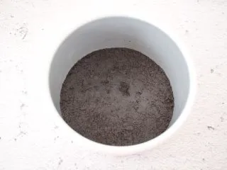 黑芝麻慕斯蛋糕,再倒入6寸蛋糕模具中压实,放入冰箱冷藏备用