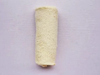 爆浆芝士火腿土司卷,卷起来边上压紧。