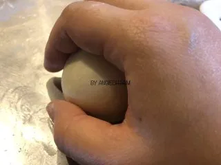 无油陈皮红豆馅小面包, 将高筋面粉300g，糖30g，一个蛋，牛奶150g，盐4g倒进面包机搅拌桶，或者厨师机搅拌缸，揉面至成团，静置20分钟后加入黄油20g，耐高糖干酵母3g，继续揉至接近完全。取出面团分割成16份。滚圆。