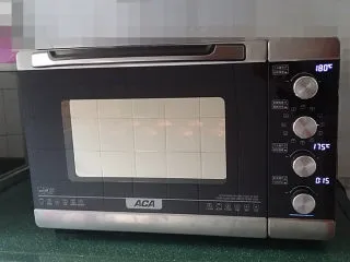 香葱火腿面包卷,送入预热好的烤箱中层：上火180度、下火175度