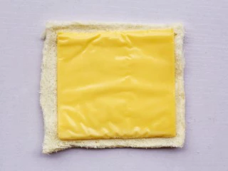 爆浆芝士火腿土司卷,铺上芝士。