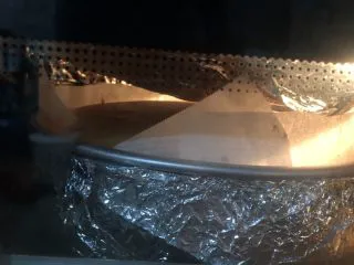 十寸古早蛋糕,加盖锡纸，继续烤至蛋糕熟透