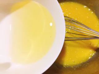 7寸中空戚风蛋糕(新手零失败),加入色拉油