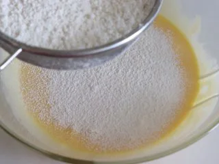 鲜橙方块大蛋糕,筛入低筋面粉，划井的方式拌匀，橙汁蛋黄糊就制作完成了