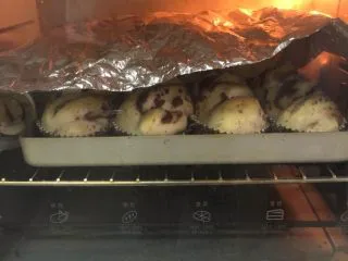 豆沙扭扭面包,上色满意加盖锡纸。