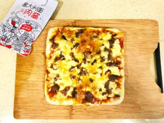 黑椒牛肉披萨,移至案板上，切块食用吧