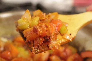 番茄红酒烩牛尾,加入番茄酱2汤匙，并炒出红油