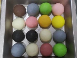 迪士尼挤挤小馒头,摆盘，密封保存，防止表皮干裂