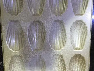 三色法式玛德琳蛋糕,玛德琳模具要先抹黄油,再撒面粉,这样能更好的帮助脱模