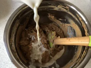 蓝莓秒芙蛋糕,加一半的牛奶，继续搅拌8次，不要求牛奶搅拌均匀