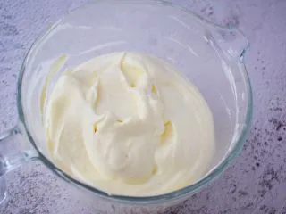 7寸中空原味戚风蛋糕,翻拌或上下拌匀