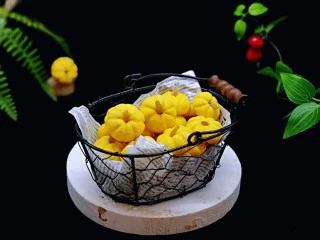 香酥仿真南瓜小饼干,香味扑鼻而来的南瓜饼出炉啦!香酥香酥哒~下午茶必备甜品。