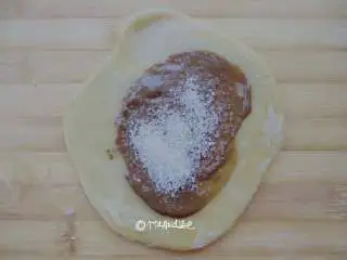 麻酱白糖酥饼,擀成饺子皮状,加入芝麻酱和一勺白糖,也可以放红糖