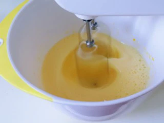 烘焙小白必做～萌狗甜甜圈,启动电动打蛋器，将鸡蛋液打发。