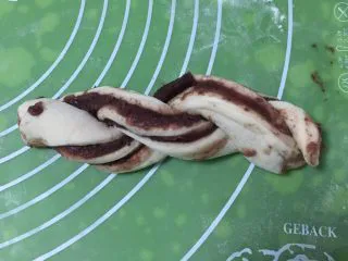 豆沙扭扭面包,两边交叉卷起,成辫子状。