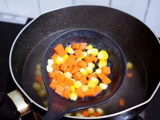 杂蔬火腿肠披萨,捞出沥干水分备用