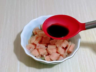 披萨新吃法~奥尔良鸡丁披萨,再加入生抽。