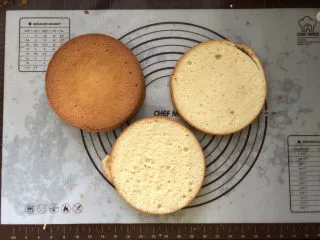 浓情蜜意－巧克力奶油蛋糕,分成三片