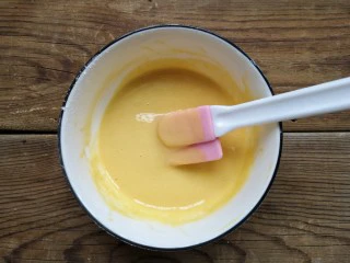 舒芙蕾——给你做舒芙蕾的人 一定很爱你,将筛入低筋面粉慢慢的搅拌,让蛋黄糊达到浓稠的状态;