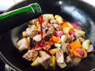 #食二星座# 罐焖牛肉(34图详细步骤),放入2勺红酒