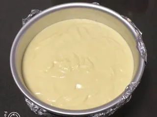 酸奶乳酪蛋糕,模具外脆包裹锡纸，蛋糕糊倒入模具中，震几下。