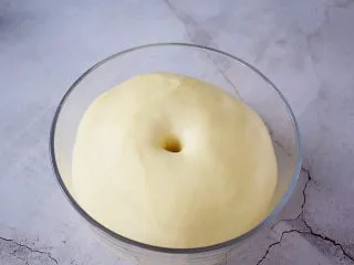 淡奶油杏仁面包,手指沾水或面粉戳一小洞，不反弹不回缩即发酵成功