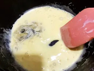 醇厚浓郁的巧克力慕斯蛋糕,加入挤干水的吉利丁片拌匀后备用