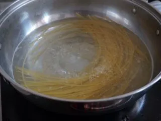 磷虾番茄意大利面,水开后放入盐，加意面煮10分钟，煮的过程中要搅拌一下，以免意面粘锅底