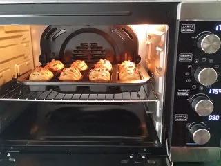 香葱火腿面包卷,烘烤15分钟左右，至表面金黄即可取出