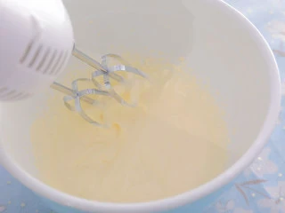 3款像云朵般柔软的瑞士卷,每一口都让人沦陷!,接着来做内馅料,淡奶油加15g糖打发。(不想太甜可以少加或者不加糖哦~