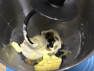 葡萄干早餐小面包,加入黄油和葡萄干，用2档继续揉面7分钟 