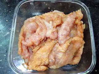 美味的日式炸猪排,抓匀，腌1－2小时