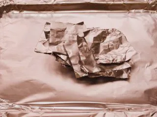 棒棒糖烤鸡翅根（新奥尔良口味）,次日，准备烤盘，铺上锡纸。另外剪一些正方形的小块锡纸。