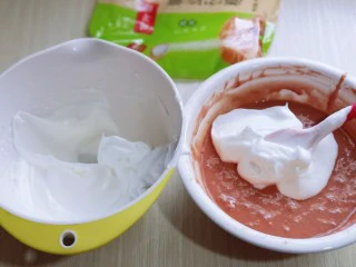 6寸红丝绒戚风蛋糕,取三分之一的蛋白霜加入蛋黄糊中,翻拌手法直至看不到蛋白霜。再取三分之一的蛋白霜加入蛋黄糊中,继续上面的手法,翻拌直至看不到蛋白霜。