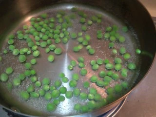 健康低卡香煎鲈鱼,锅中放入清水煮开小豌豆放入锅中煮两到三分钟就可以，