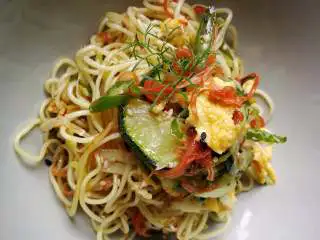 月半弯炒(拌)面,不同的容器盛食,会带来不同的用餐体验。在西餐里有一句话:"You first eat with your eyes"。大意是,在你用餐的时候,你的眼睛是第一个在品尝。