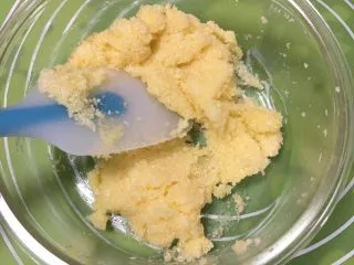 蔓越梅椰蓉扭扭包,用刮刀拌匀成粒状，放冰箱冷藏。